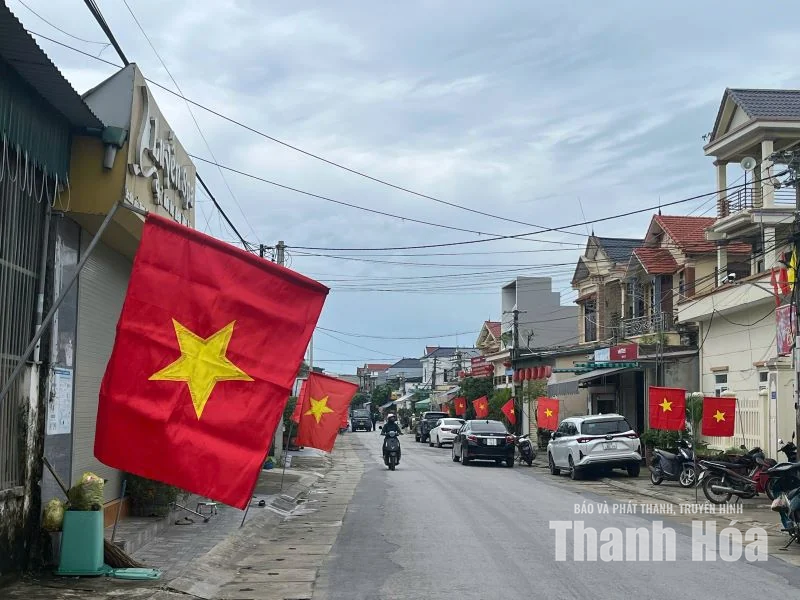 Quê hương rực đỏ sắc cờ