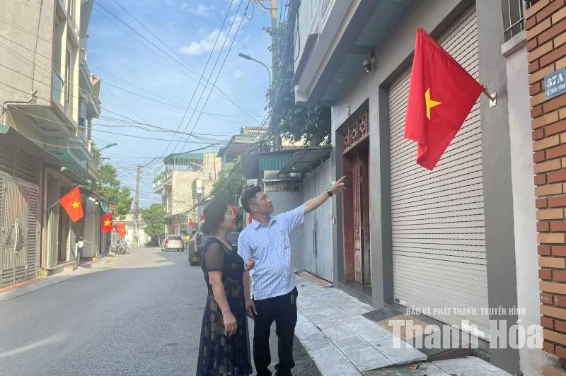 Quê hương rực đỏ sắc cờ