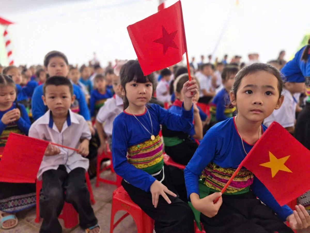 Cô ơi, trường mình đẹp quá!