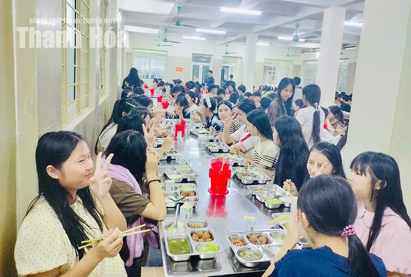 Giữ lửa yêu thương từ những bữa cơm vùng biên