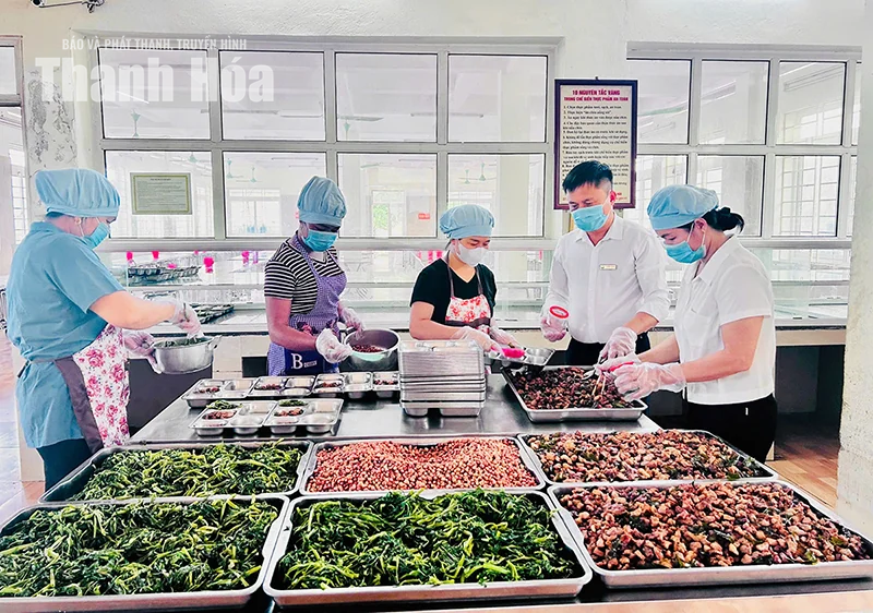 Giữ lửa yêu thương từ những bữa cơm vùng biên