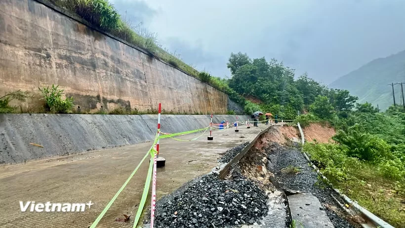 Yêu cầu trực 24/24, bảo đảm giao thông toàn miền Trung trong mưa lũ