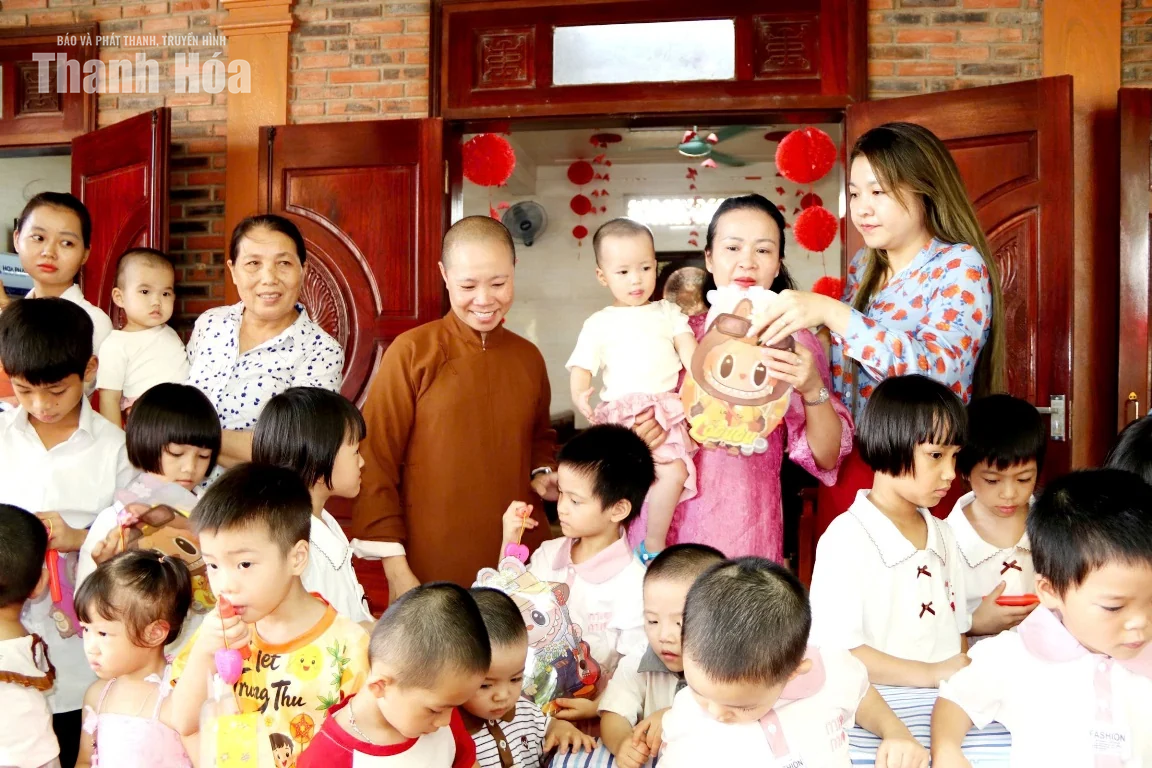 Những khoảnh khắc ngọt ngào dành cho trẻ yếu thế trong mùa Trung thu