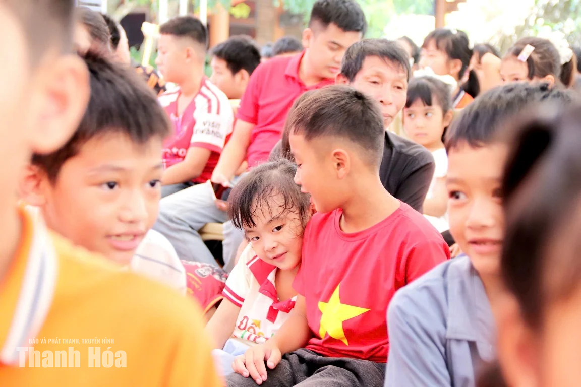Những khoảnh khắc ngọt ngào dành cho trẻ yếu thế trong mùa Trung thu