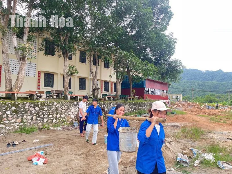 Xung kích trong mưa bão