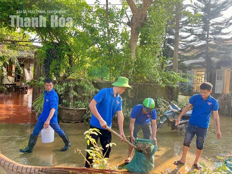 Xung kích trong mưa bão
