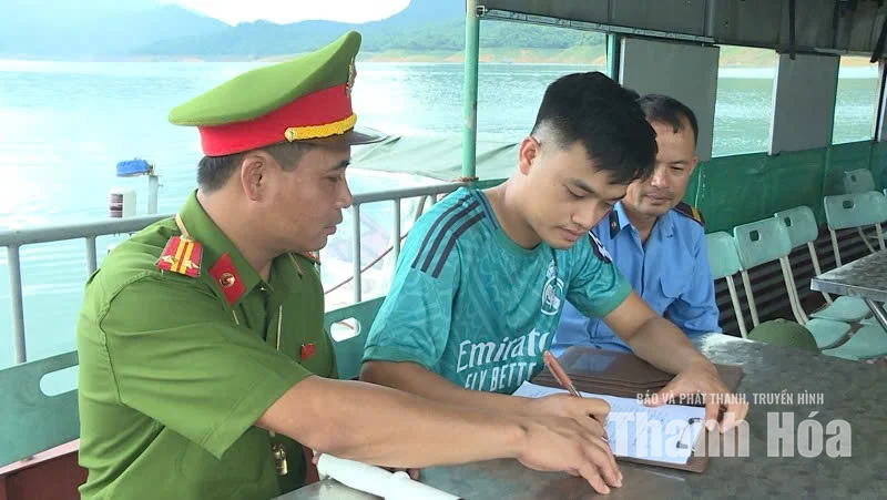 Giữ an toàn trên lòng hồ Cửa Đạt