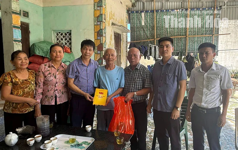 Quảng Chính thăm, tặng quà người cao tuổi