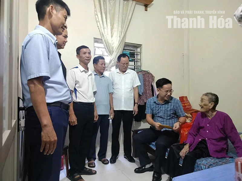 Quảng Chính thăm, tặng quà người cao tuổi