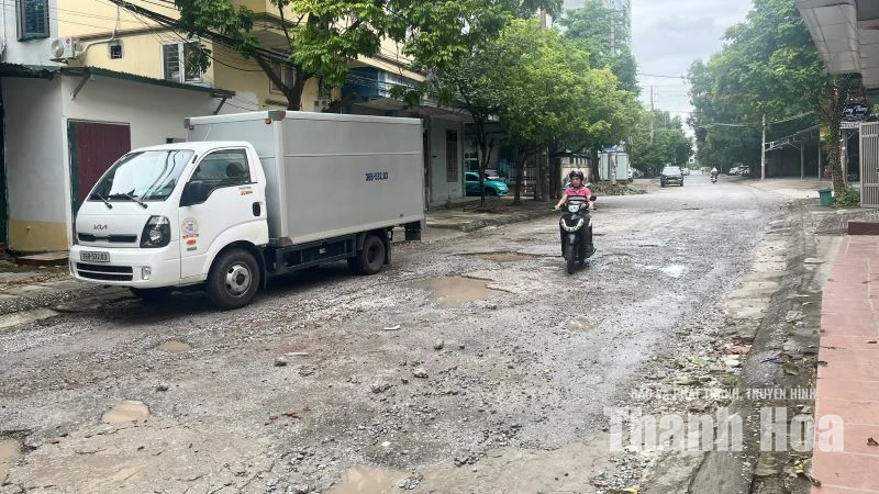 Đường Phú Thượng xuống cấp, ảnh hưởng đến đời sống người dân