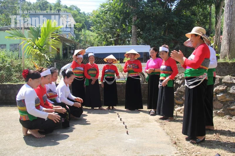 Giữ sắc Mường trong trang phục truyền thống