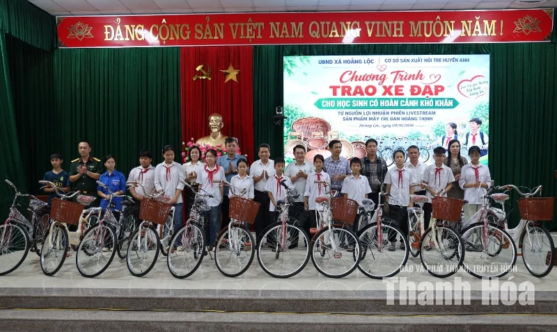 Đưa sản phẩm làng nghề “lên sóng” - trao gửi món quà yêu thương