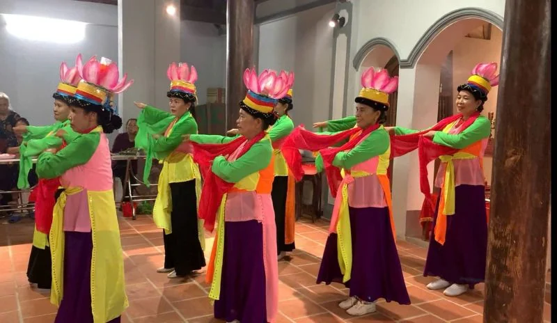 Múa đội đèn ở làng Đồng Lạc