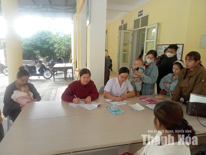 Cô đỡ thôn bản nơi vùng biên