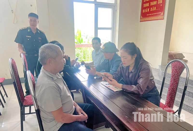 Cô đỡ thôn bản nơi vùng biên