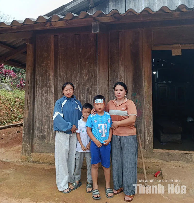 Cô đỡ thôn bản nơi vùng biên