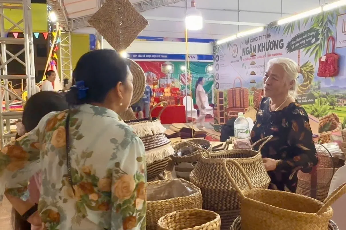 Hàng ngàn người trải nghiệm hội chợ công nghiệp nông thôn
