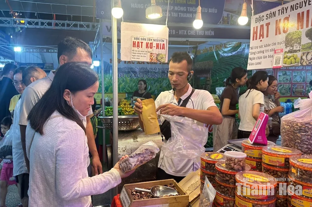 Hàng ngàn người trải nghiệm hội chợ công nghiệp nông thôn