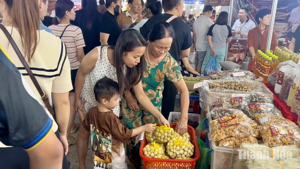 Hàng ngàn người trải nghiệm hội chợ công nghiệp nông thôn