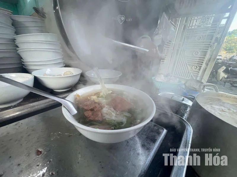 Phố thơm mùi phở