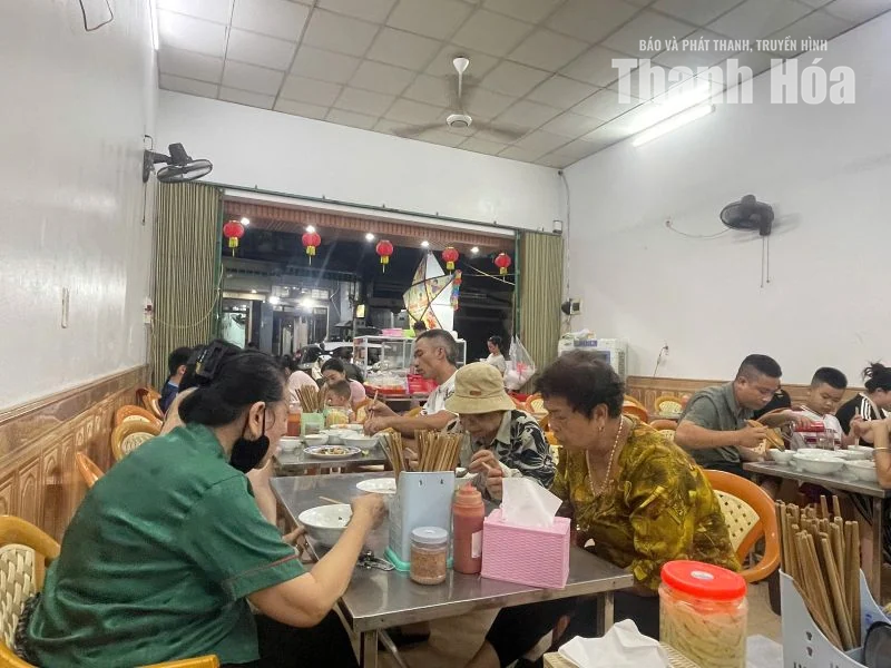 Phố thơm mùi phở