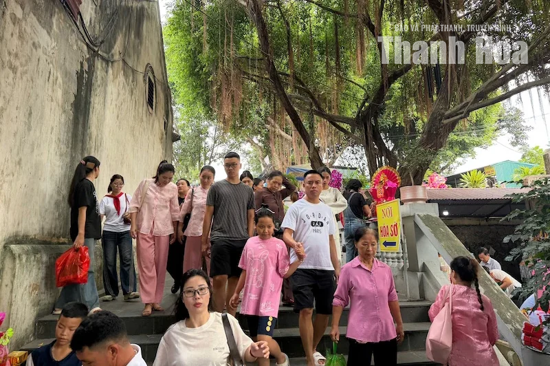 Đền Chín Giếng thu hút hàng nghìn du khách mỗi ngày 
