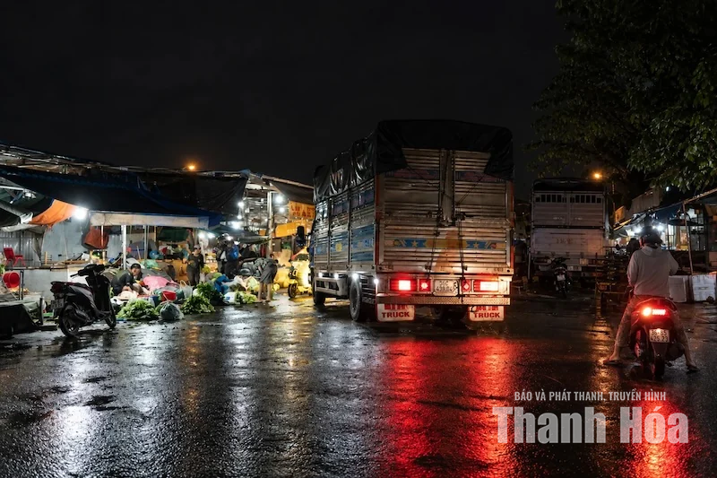 Hối hả những chuyến rau đêm