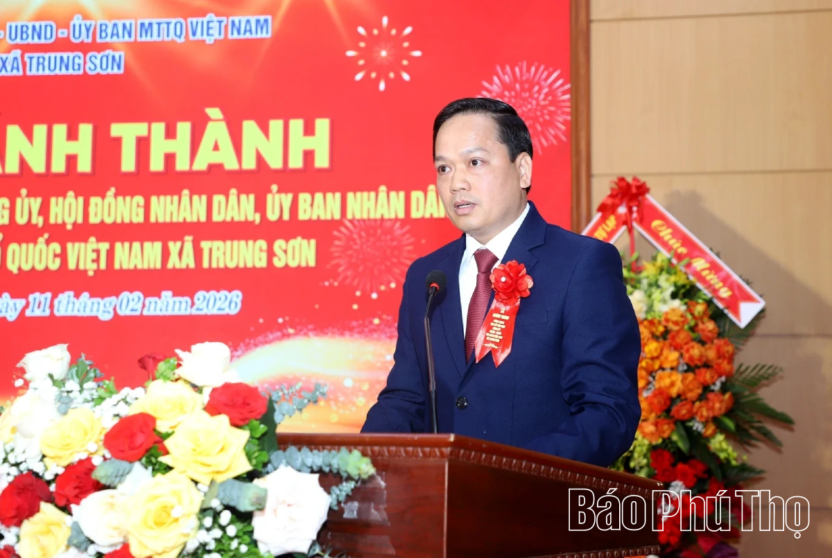 Chủ tịch UBND tỉnh Trần Duy Đông cắt băng khánh thành trụ sở làm việc của xã Trung Sơn