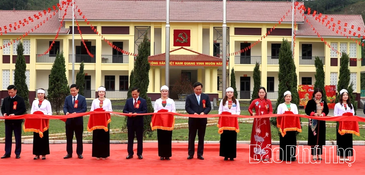 Chủ tịch UBND tỉnh Trần Duy Đông cắt băng khánh thành trụ sở làm việc của xã Trung Sơn