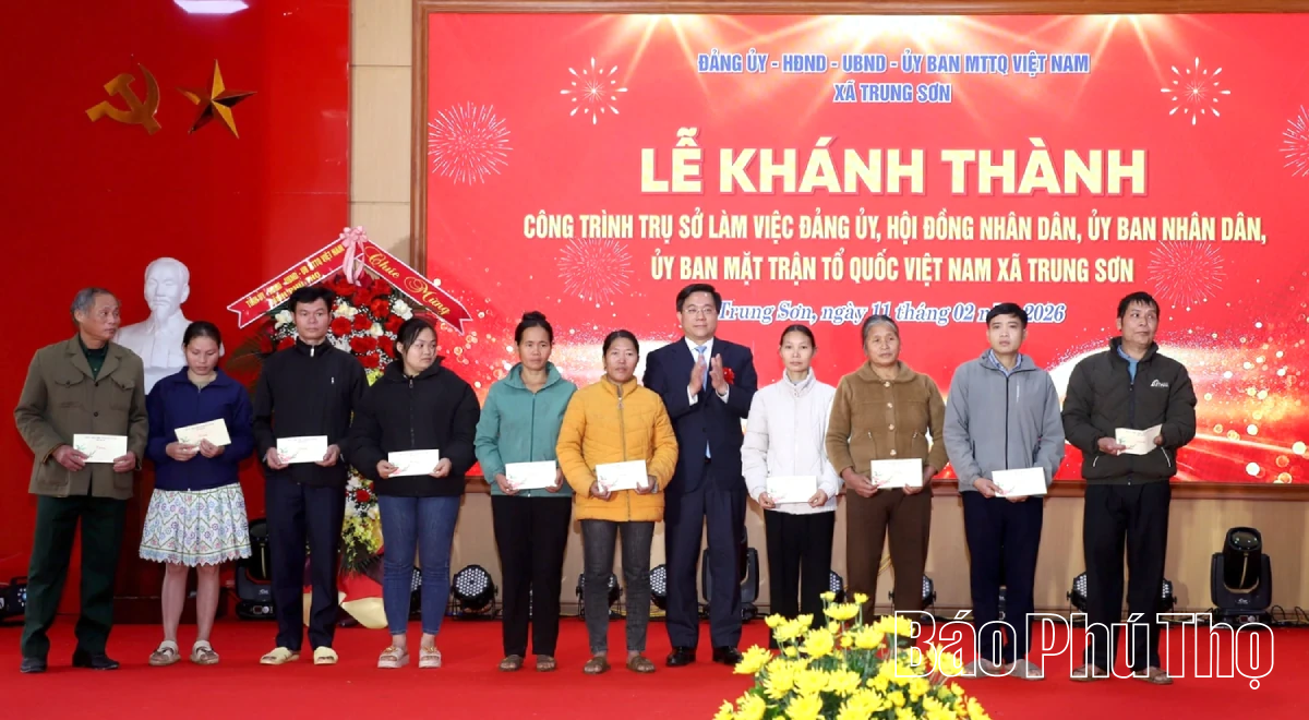 Chủ tịch UBND tỉnh Trần Duy Đông cắt băng khánh thành trụ sở làm việc của xã Trung Sơn