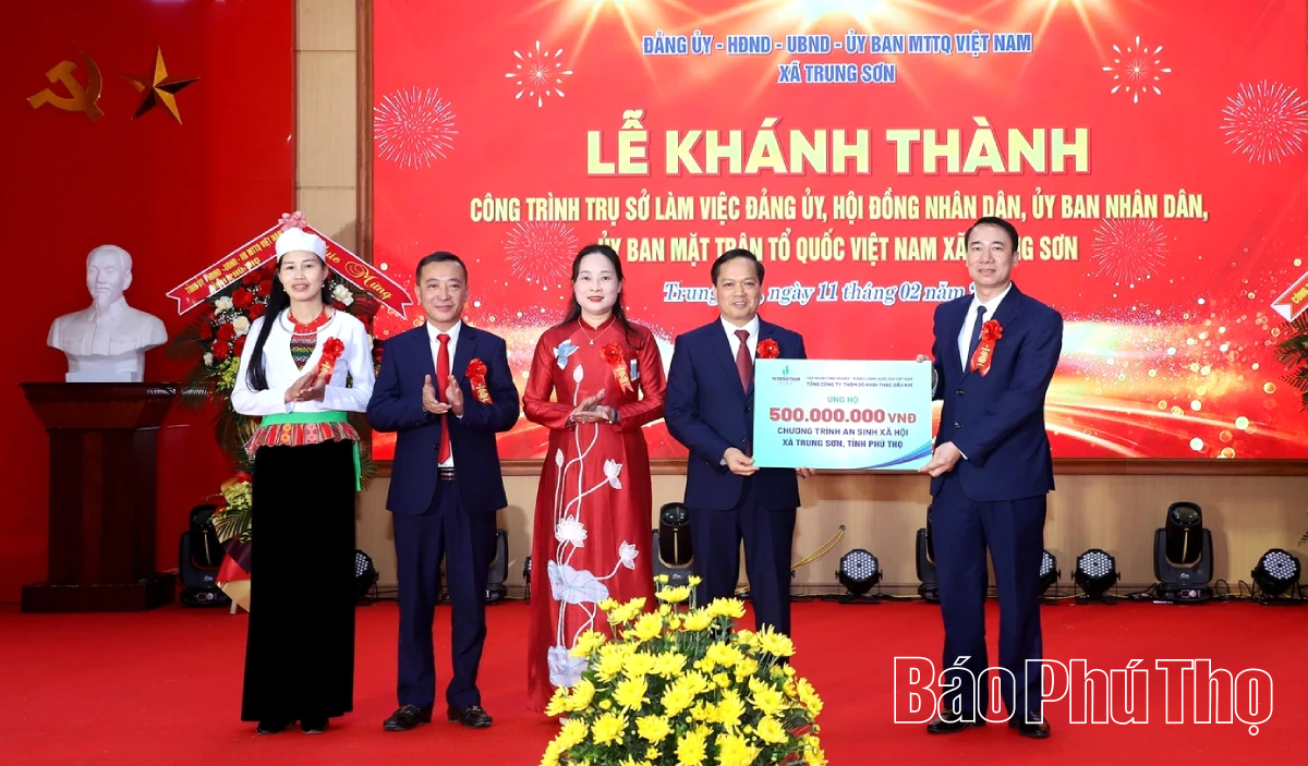 Chủ tịch UBND tỉnh Trần Duy Đông cắt băng khánh thành trụ sở làm việc của xã Trung Sơn