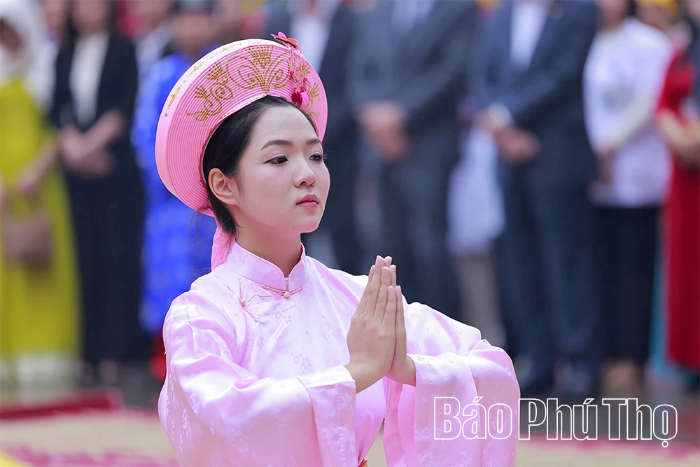 Vẻ đẹp “trong veo”, thuần khiết nơi đất Mẫu