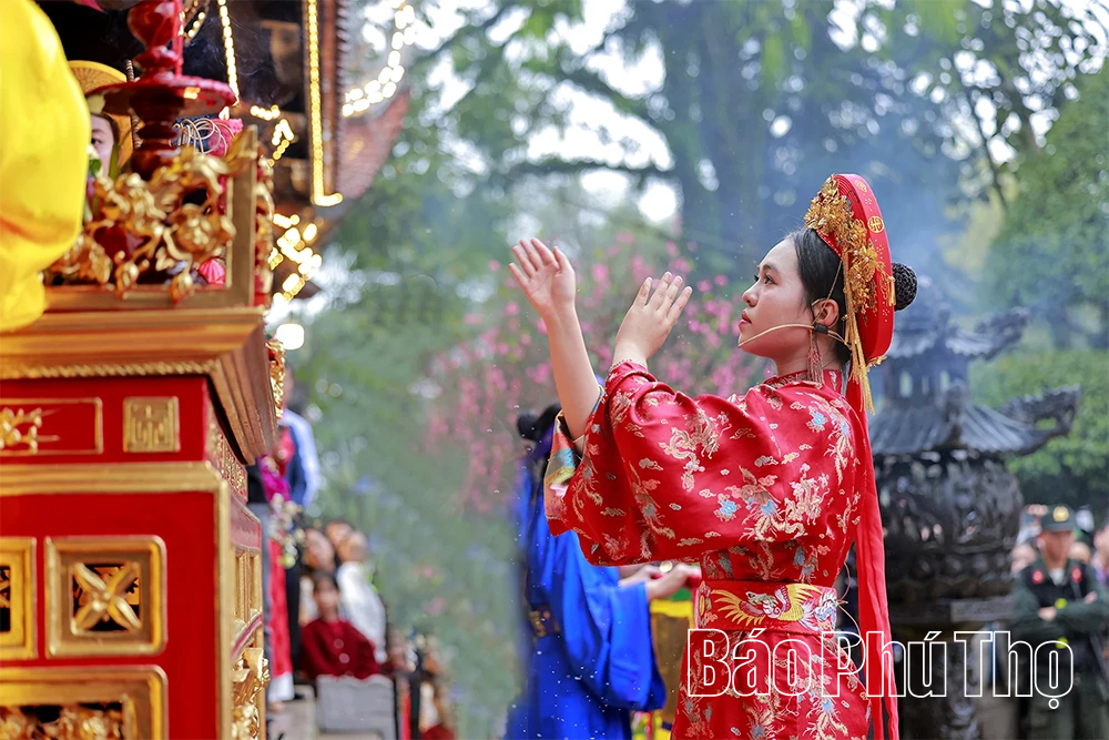 Vẻ đẹp “trong veo”, thuần khiết nơi đất Mẫu