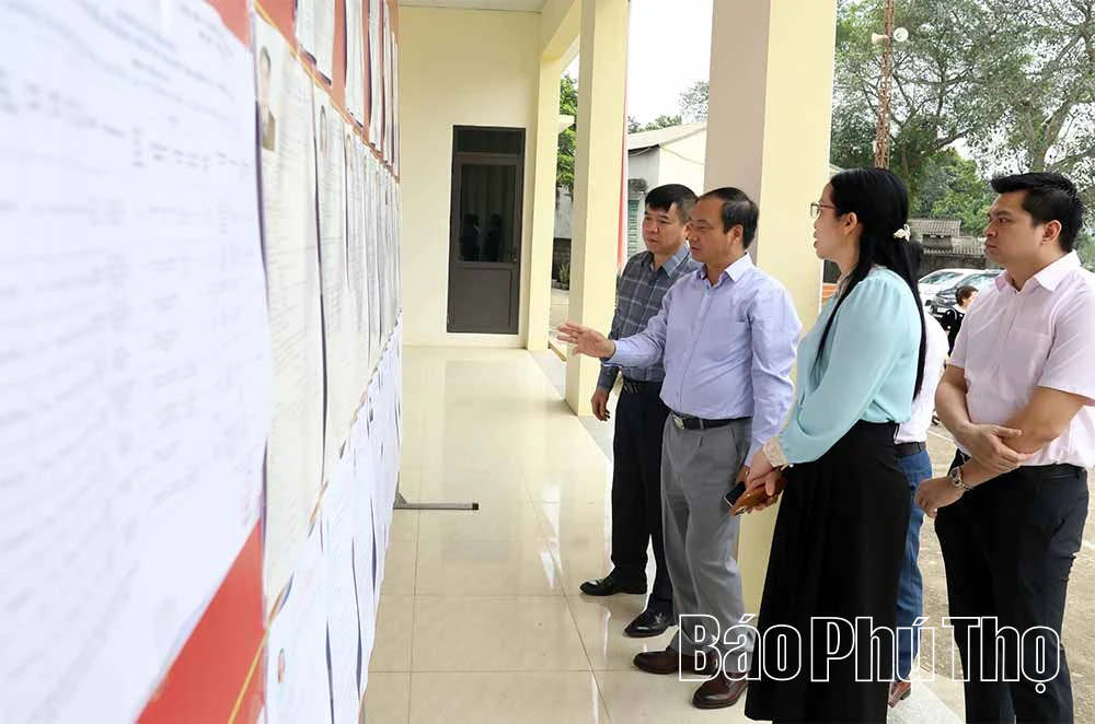 Trưởng Ban Tuyên giáo và Dân vận Tỉnh ủy Lương Đức Minh nắm tình hình công tác bầu cử tại phường Kỳ Sơn