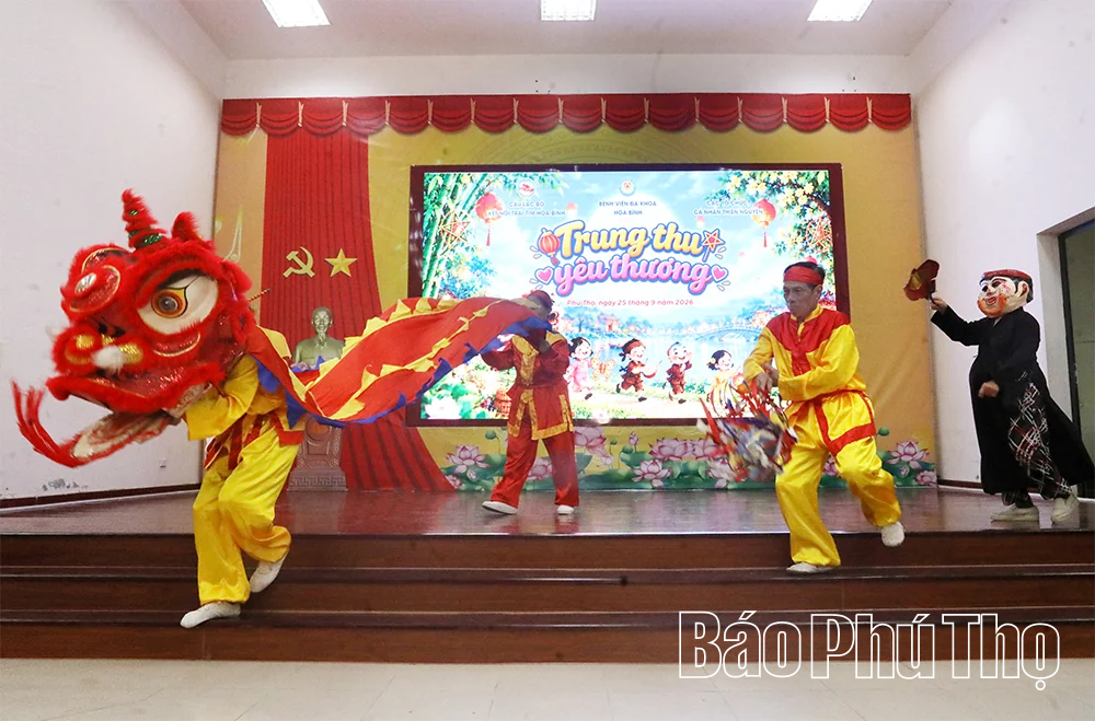 Tặng 100 suất quà Trung thu cho bệnh nhi đang điều trị tại Bệnh viện Đa khoa Hòa Bình