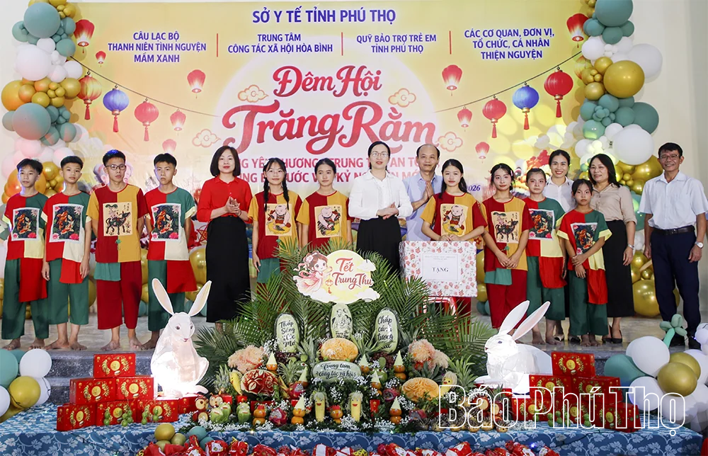Ấm áp Đêm hội “Trăng yêu thương” tại Trung tâm Công tác xã hội Hòa Bình