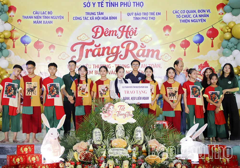 Ấm áp Đêm hội “Trăng yêu thương” tại Trung tâm Công tác xã hội Hòa Bình