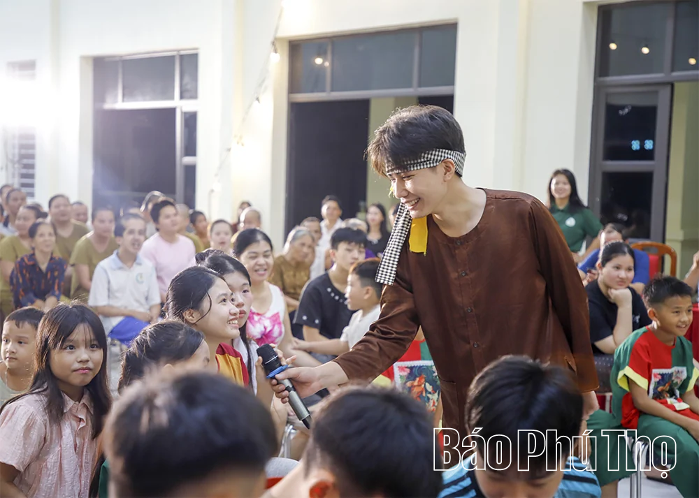 Ấm áp Đêm hội “Trăng yêu thương” tại Trung tâm Công tác xã hội Hòa Bình