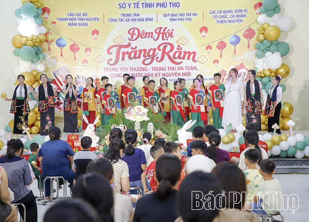 Ấm áp Đêm hội “Trăng yêu thương” tại Trung tâm Công tác xã hội Hòa Bình