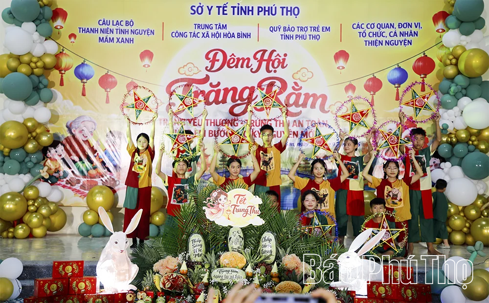 Ấm áp Đêm hội “Trăng yêu thương” tại Trung tâm Công tác xã hội Hòa Bình