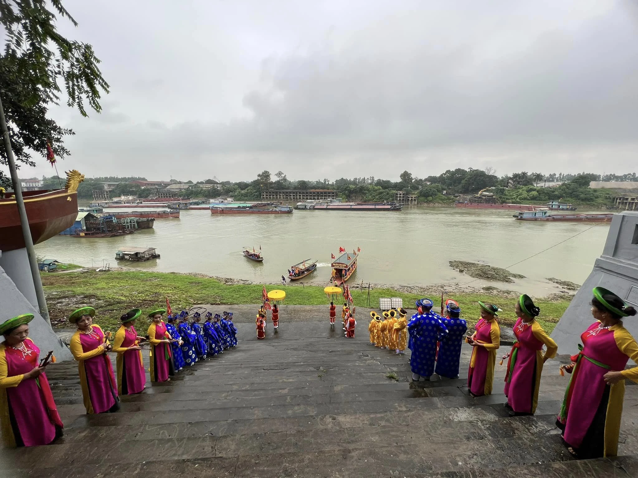Về Bạch Hạc xem lễ hội truyền thống