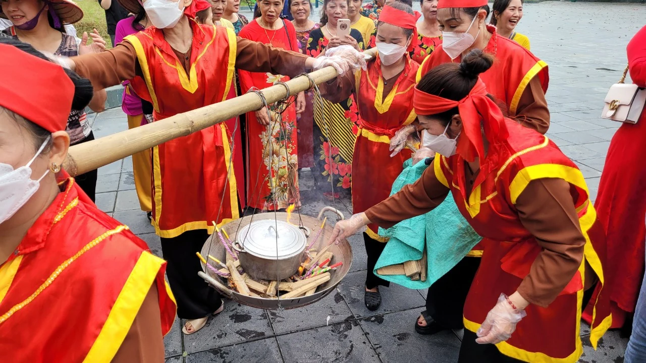 Về Bạch Hạc xem lễ hội truyền thống