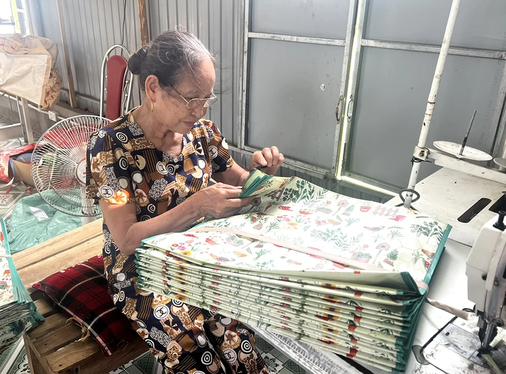 Nghề may về làng