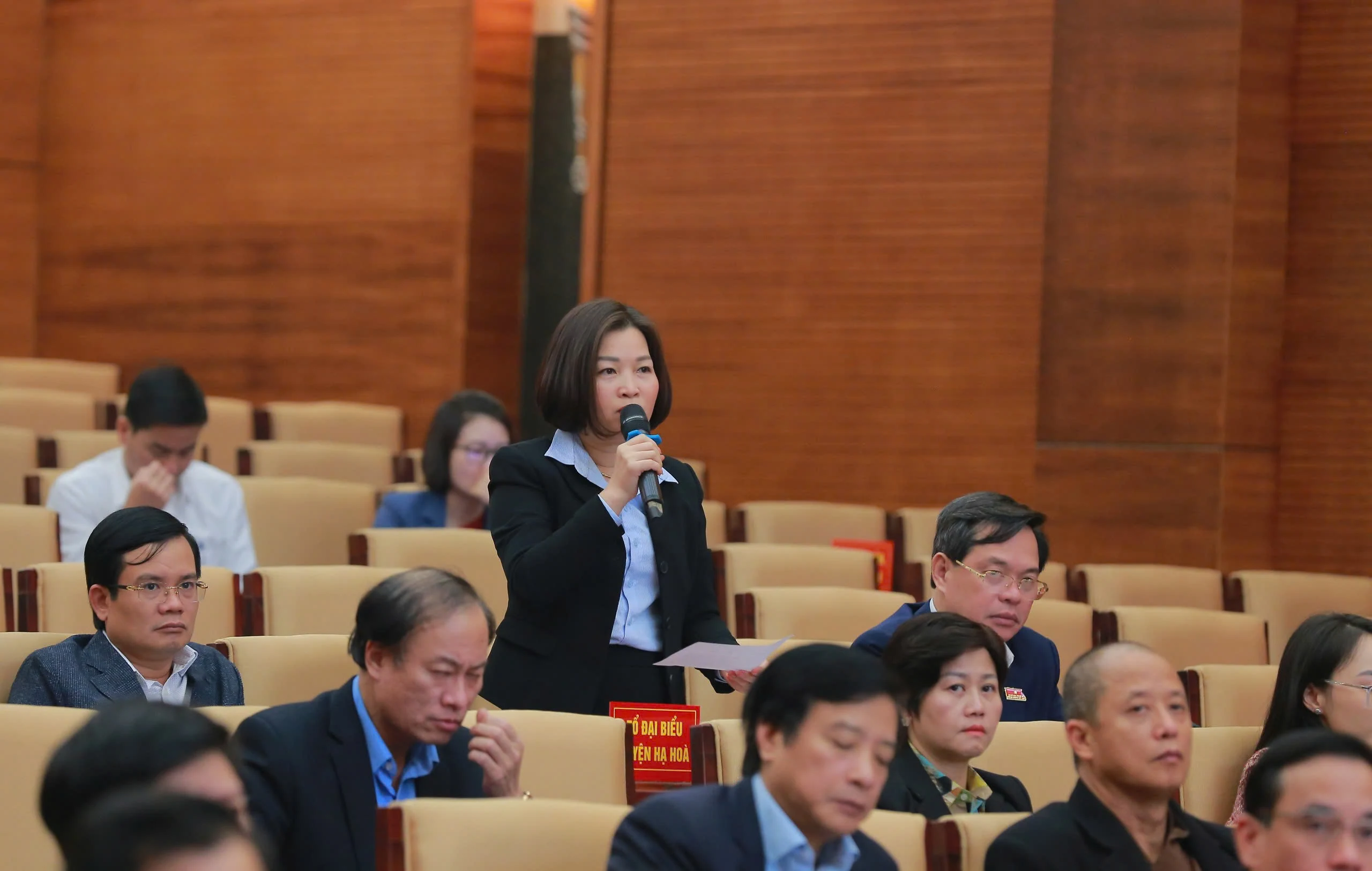 Dạy thêm, học thêm ngoài nhà trường và tổ chức thu - chi trong trường học được nhiều đại biểu chất vấn