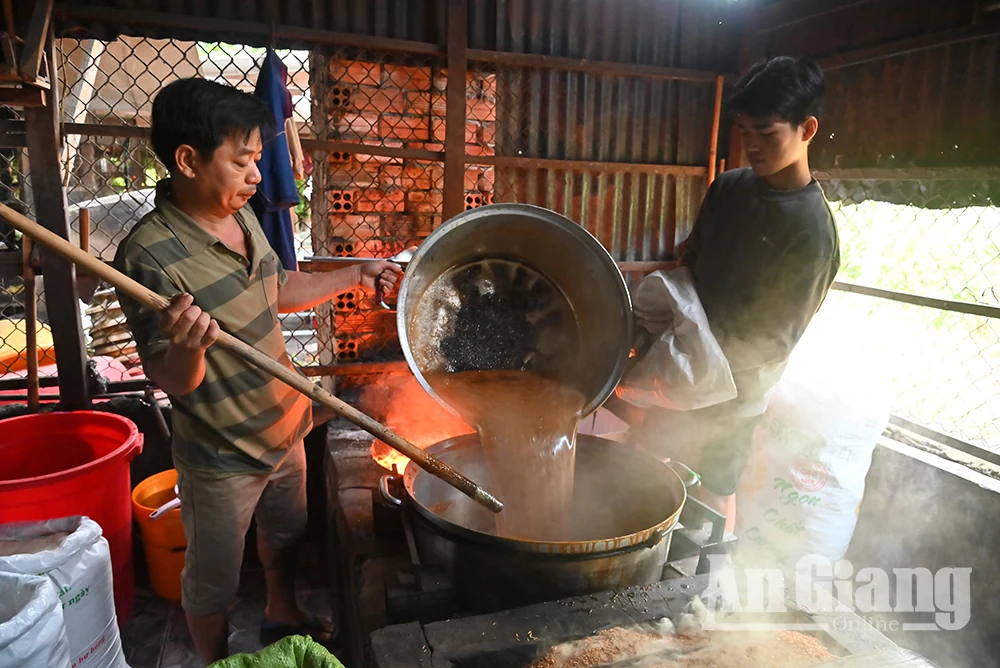 Rộn ràng mùa lấy mật thốt nốt