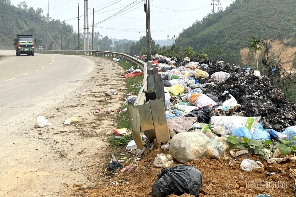 Những bãi rác tự phát trên Quốc lộ 70B
