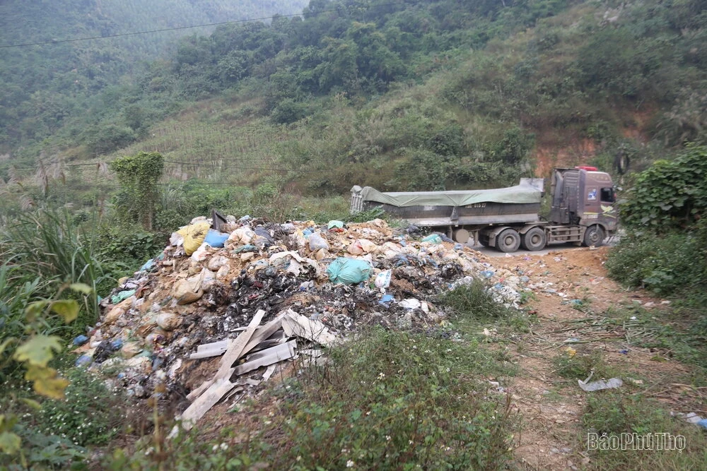 Những bãi rác tự phát trên Quốc lộ 70B