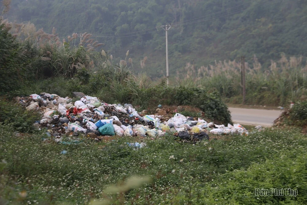 Những bãi rác tự phát trên Quốc lộ 70B