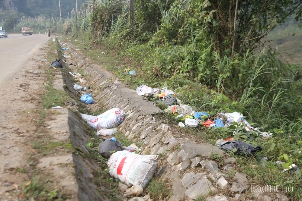 Những bãi rác tự phát trên Quốc lộ 70B