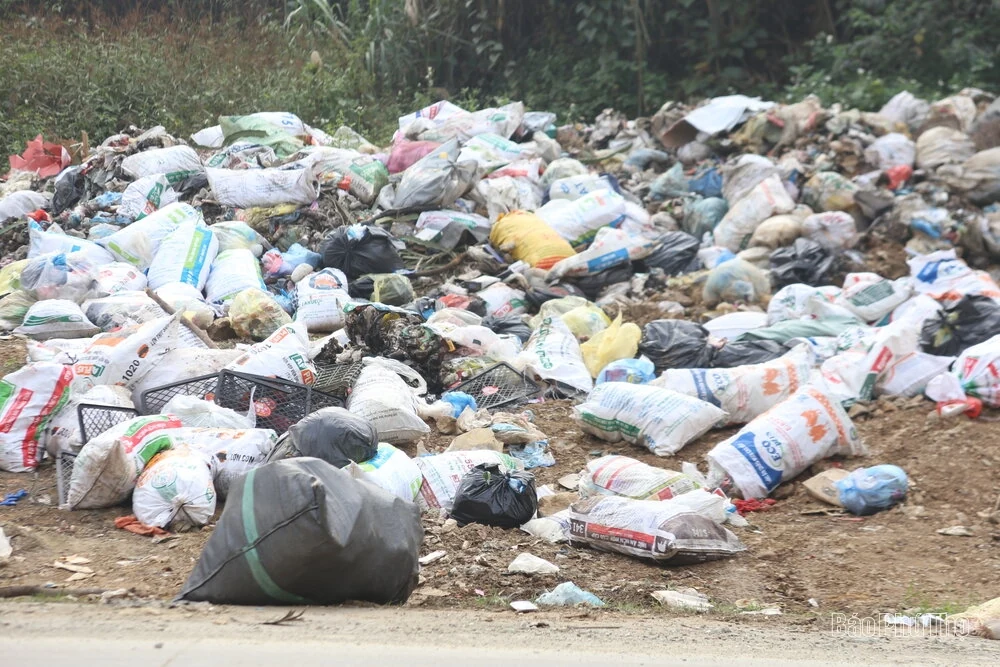 Những bãi rác tự phát trên Quốc lộ 70B